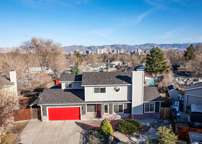 Building Photo - 3 Bed/2.5 Bath House w/ Yard Close to UNR