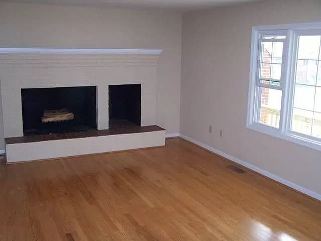 Building Photo - 302 Little Cir