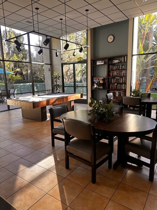 Building Photo - 1BD/ 1BA CONDO WITH 2 PARKING SPACES
