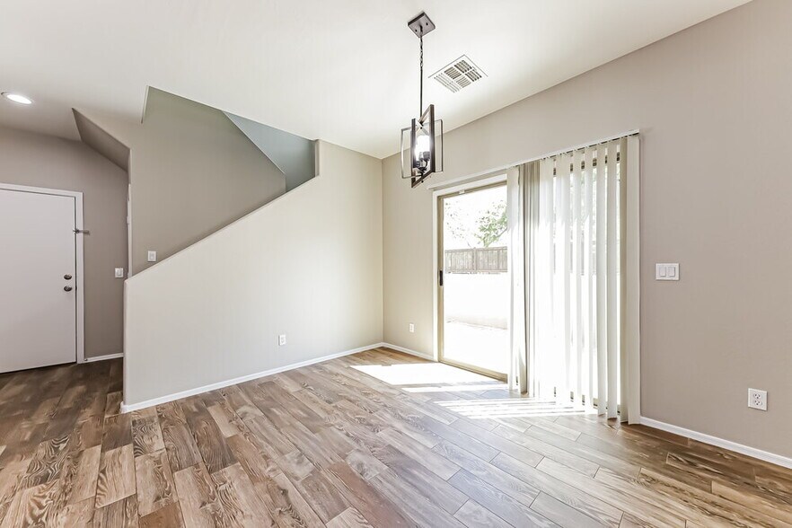 Building Photo - 129 E Catclaw St
