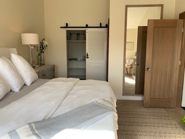 Building Photo - Coastal Living at Its Best | 3 Bed + 2 Bat...