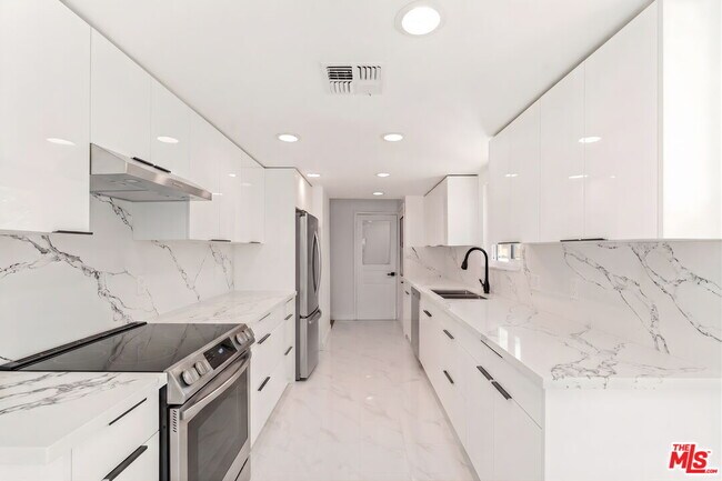 Building Photo - 2522 Armacost Ave