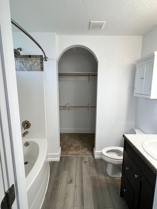 Building Photo - Great Updated Home