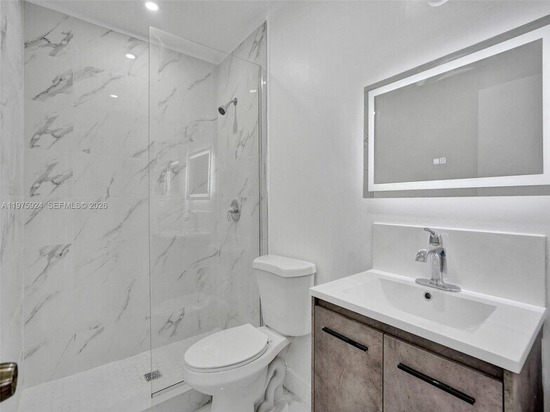 Building Photo - 10051 Winding Lake Rd