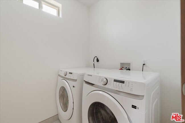 Building Photo - 15207 Morrison St