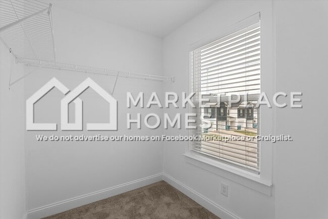 Building Photo - 700 Chatsworth Wy