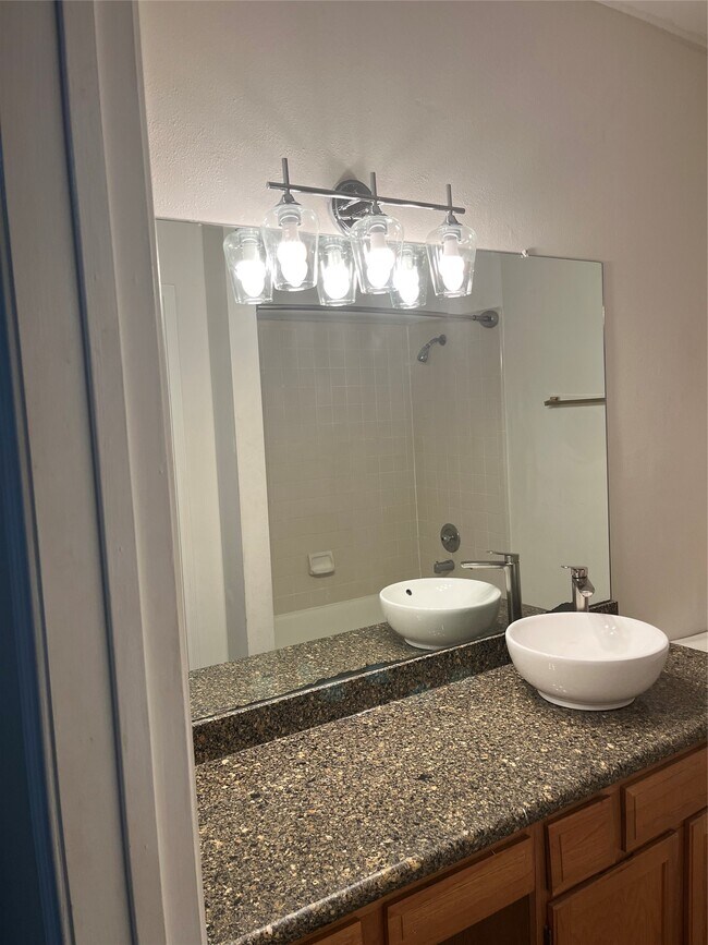 Building Photo - 580 Wilcrest Dr