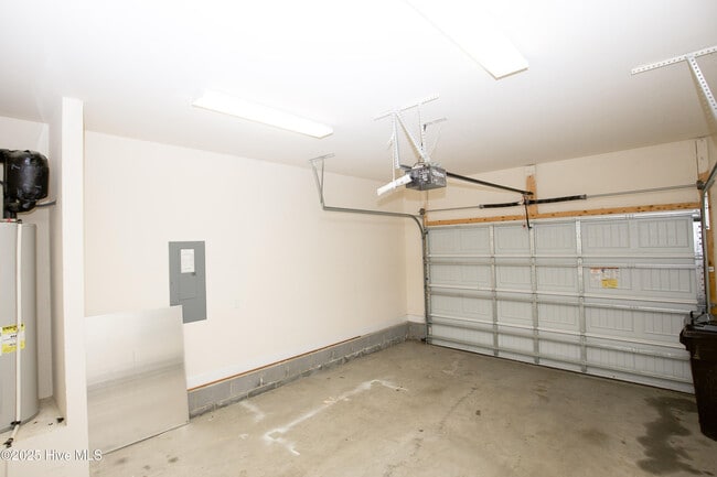 Building Photo - 104 Pine Hawk Dr