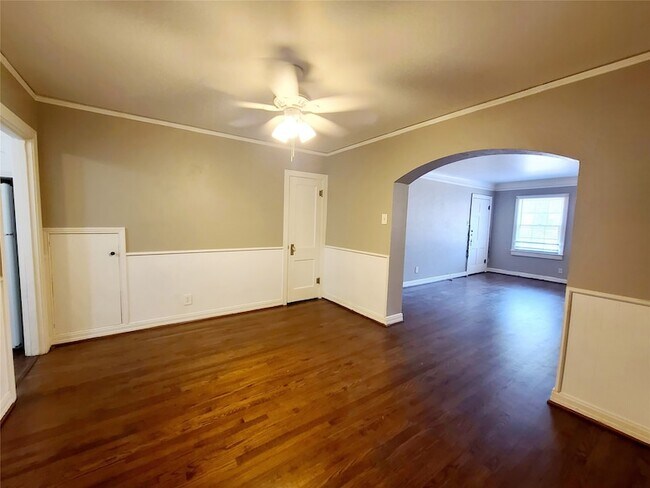 Building Photo - 5920 La Vista Dr