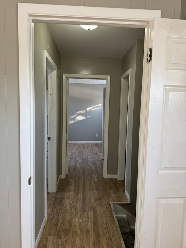 Building Photo - 4br 2bth large sun room and big fenced in backyard