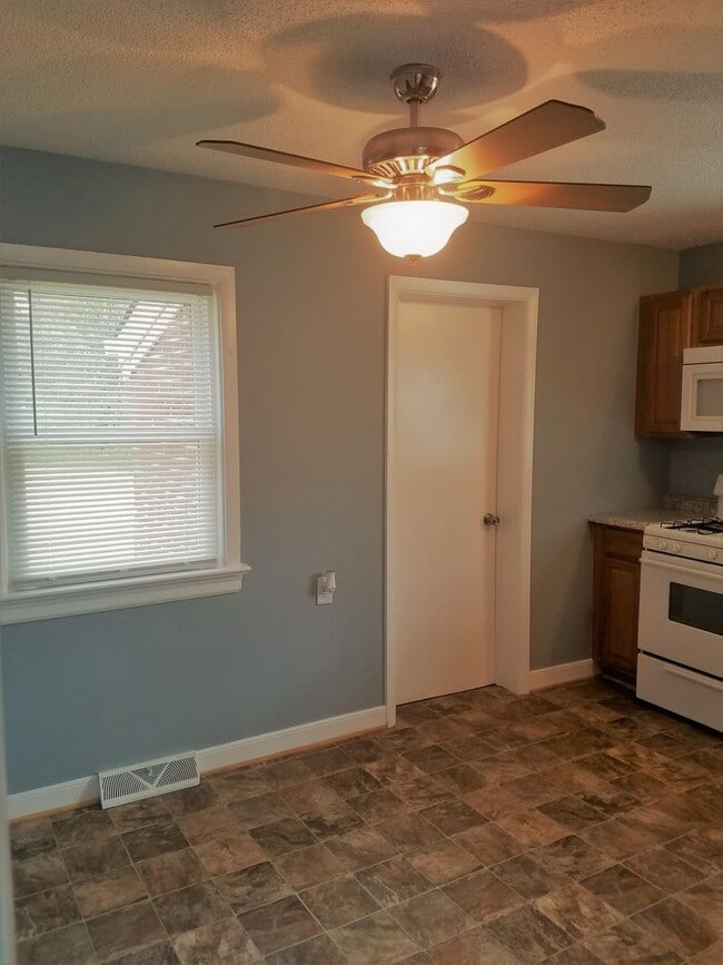 Building Photo - Brick ranch in Henrico off of Laburnum