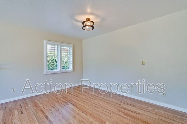 Building Photo - 834 Orange Ave