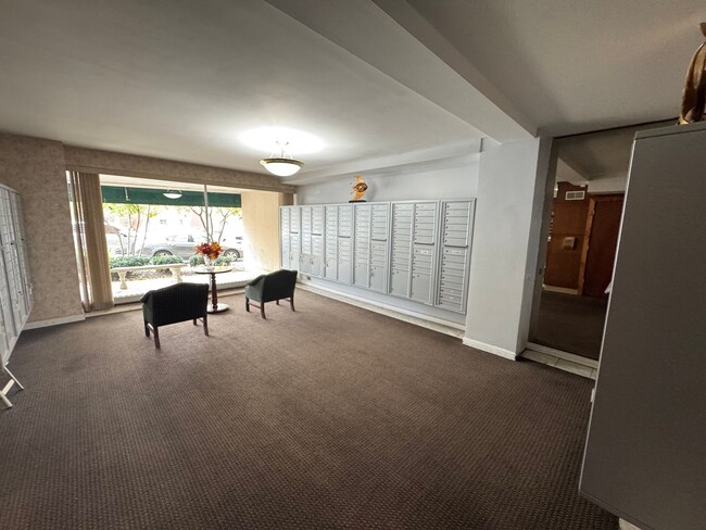 Building Photo - 11820 Edgewater Dr