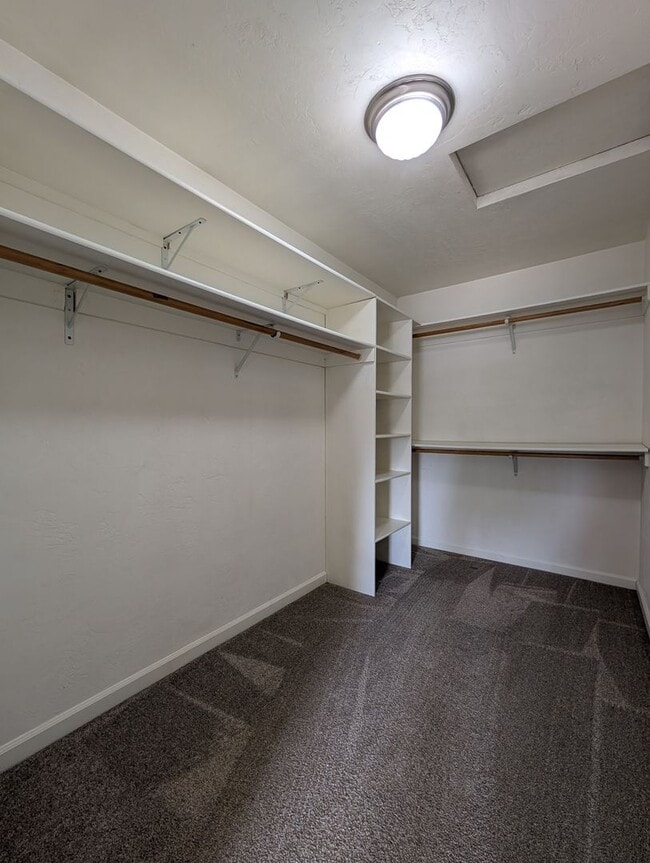 Building Photo - Beautiful 3-Bedroom, 2.5-Bath Home In River Road Area of Eugene!