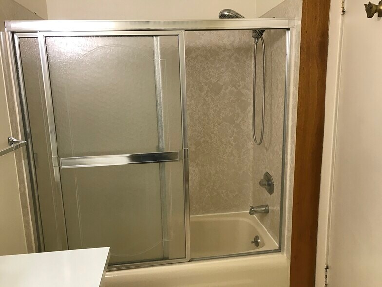 Shower & bathtub - 615 W Main St