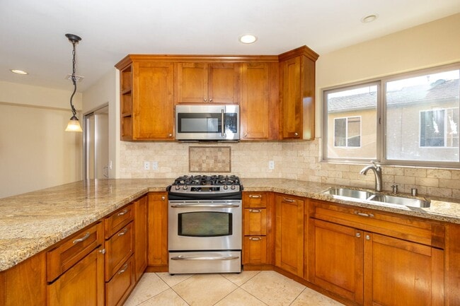 Building Photo - Beautiful 3 br/3.5ba Townhome in Pacific Beach Just Blocks to Crown Point Shores!