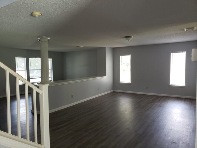 Building Photo - Huge 4 bed 2.5 bath house newly renovated