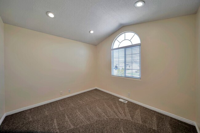 Building Photo - 2255 Red Robin Rd