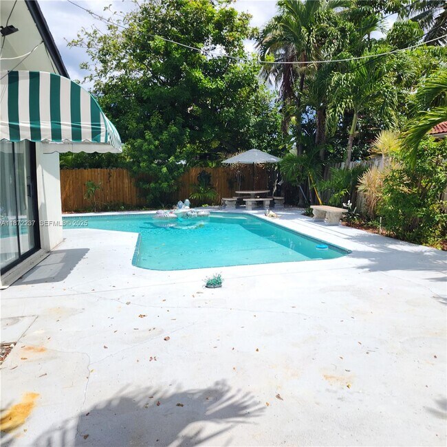 Building Photo - 1940 NE 31st Ct