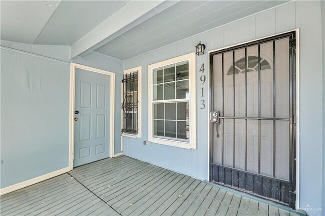 Building Photo - SPACIOUS! LOCATION!