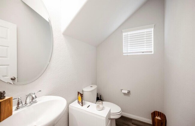 Building Photo - 5527 Cuerta St