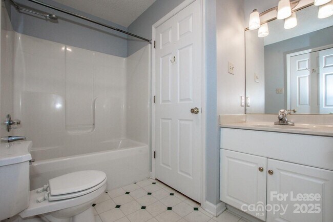 Building Photo - 408 Lytton St