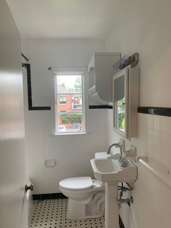 Building Photo - Cozy Condo located in the Queen Selwyn Com...