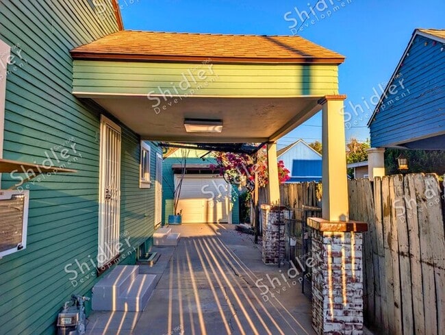 Building Photo - Upgraded Bungalow with Garage