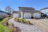 Building Photo - 2 Blocks from the Beach!