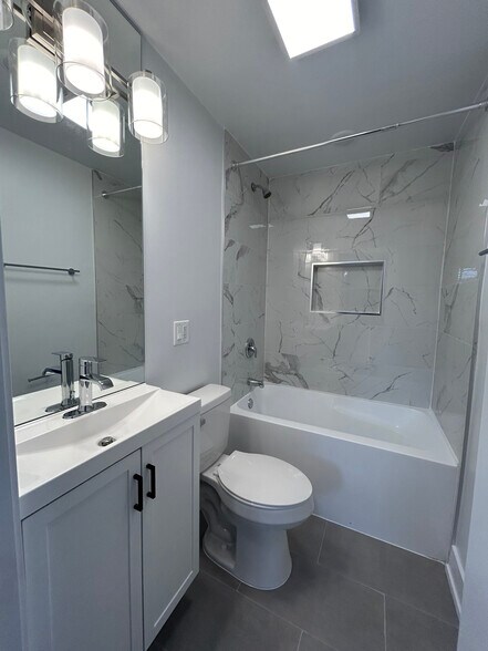 Building Photo - 423 W Belden Ave