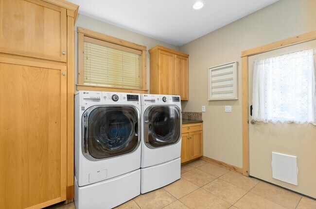 Building Photo - 348 Meadow View Pky