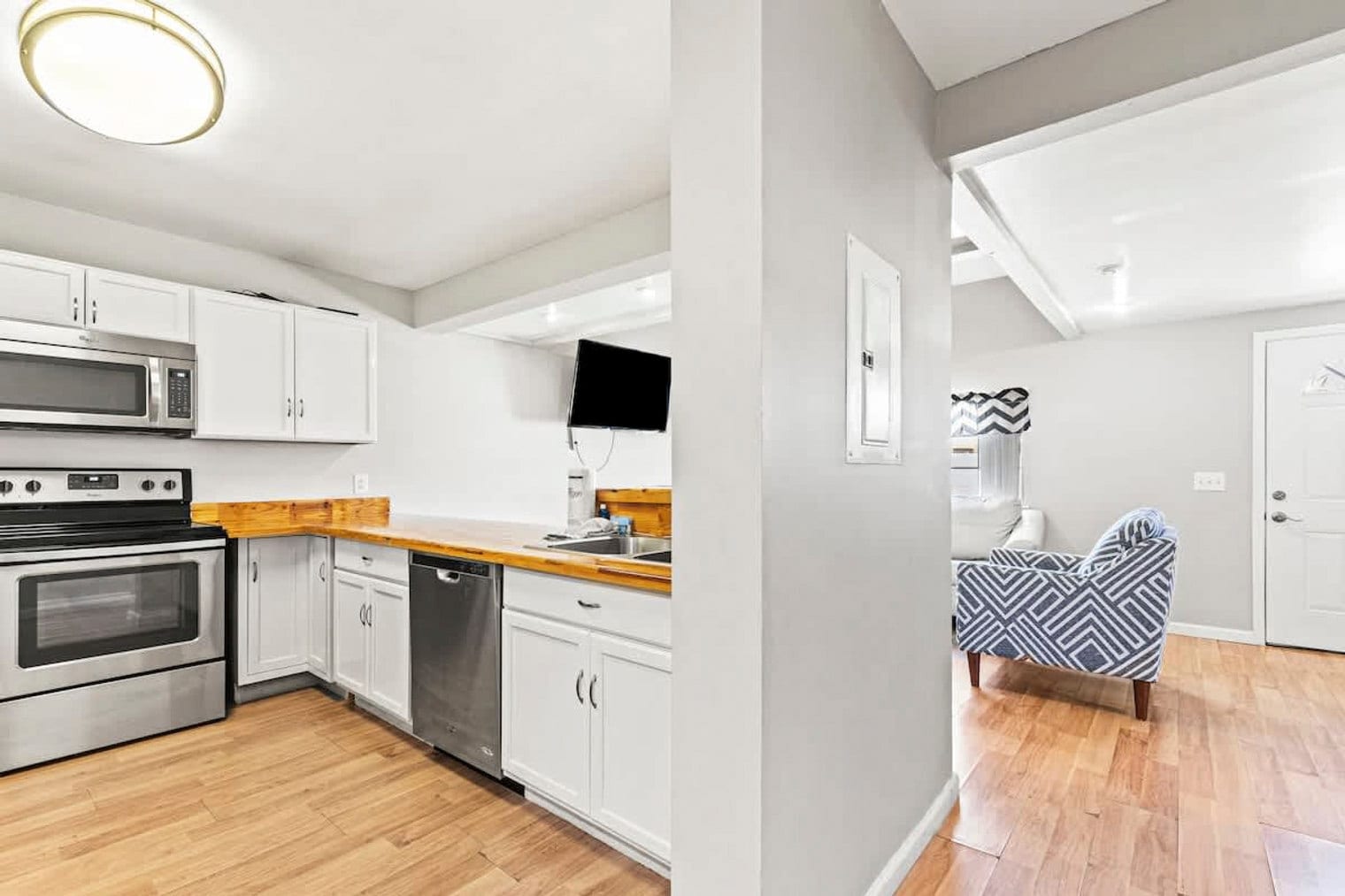 Building Photo - 5218 Beach Dr