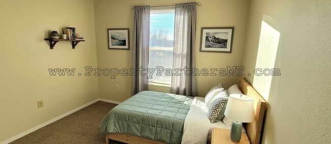 Building Photo - 305 Prairie Ave