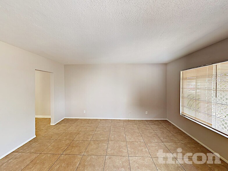 Building Photo - 667 W Ivanhoe St