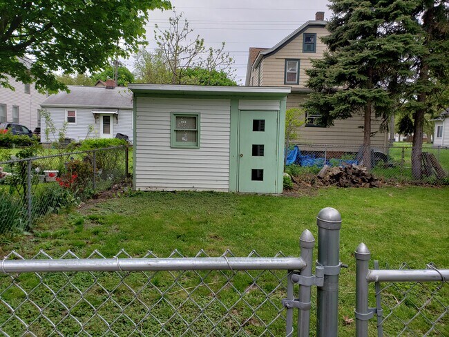 Building Photo - 351 Short St