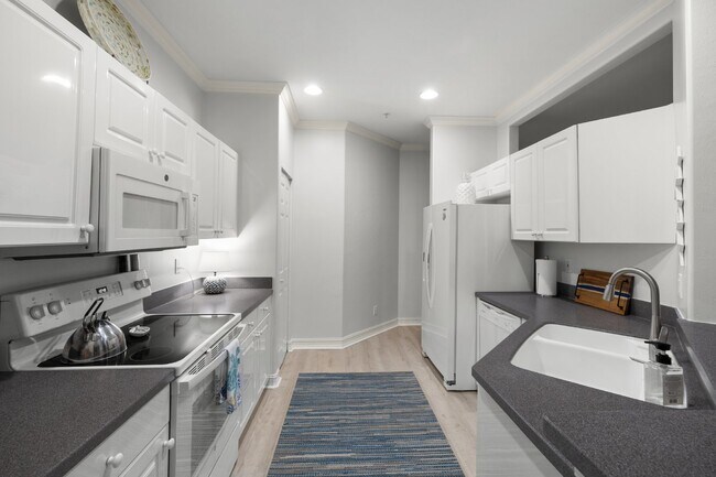 Building Photo - Tarpon Cove condo - close to the beach. Yacht club membership is available.