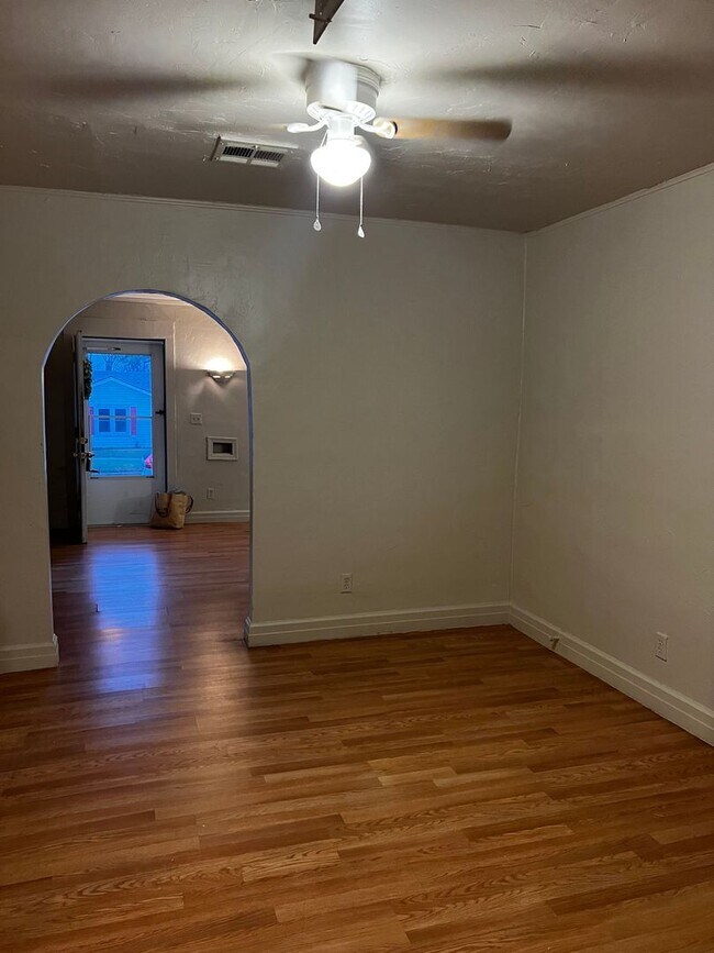 Building Photo - 1613 E Park Pl