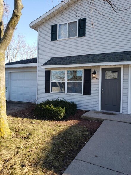 Building Photo - 1135 W South Park Ave