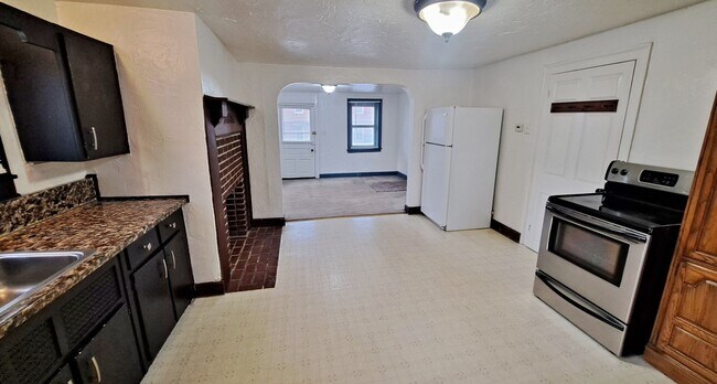 Building Photo - 104 W King St