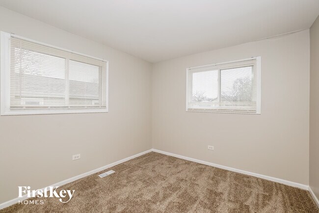 Building Photo - 660 Sullivan Ln