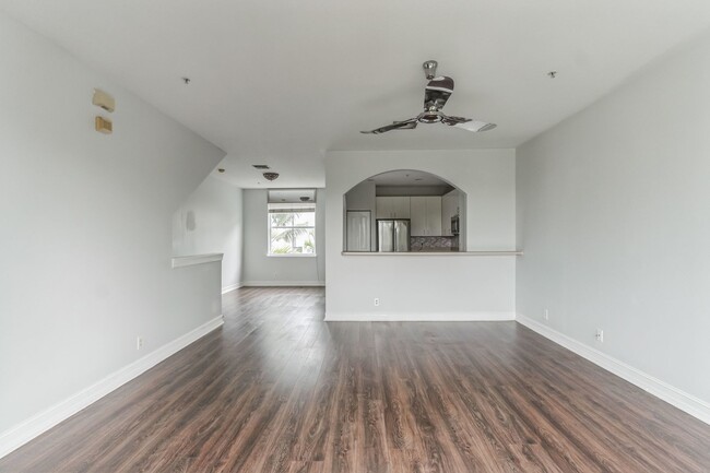 Building Photo - Gorgeous 2 bed 2.5 bathroom townhouse in d...