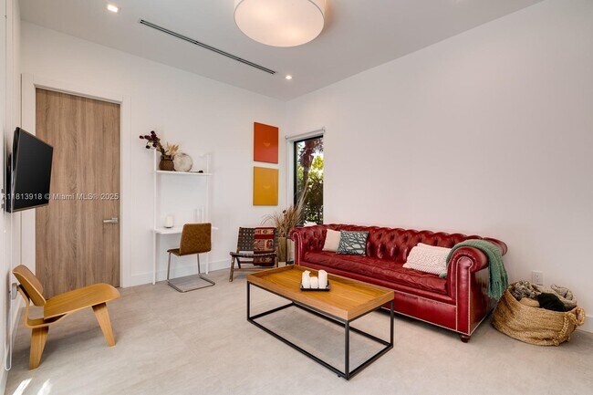 Building Photo - 4094 Park Ave