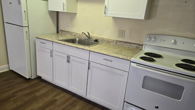 Building Photo - Fully Renovated 1/1 Available for Immediat...
