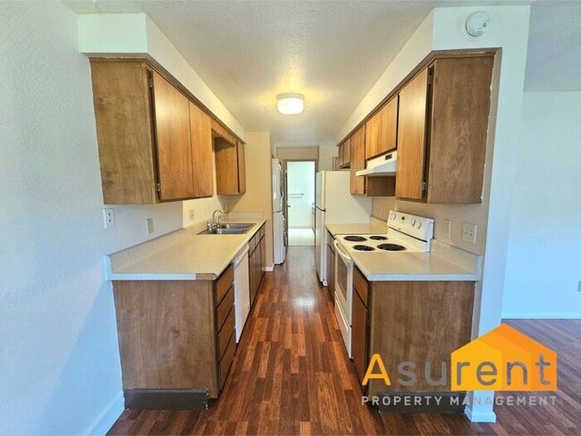 Building Photo - Charming 4-Plex 2 Bedroom 1 Bathroom Unit Available Soon!