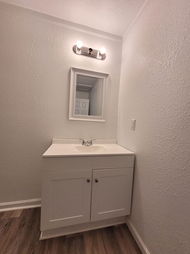 Building Photo - Recently Renovated 2 Bedroom 1 Bath Home!