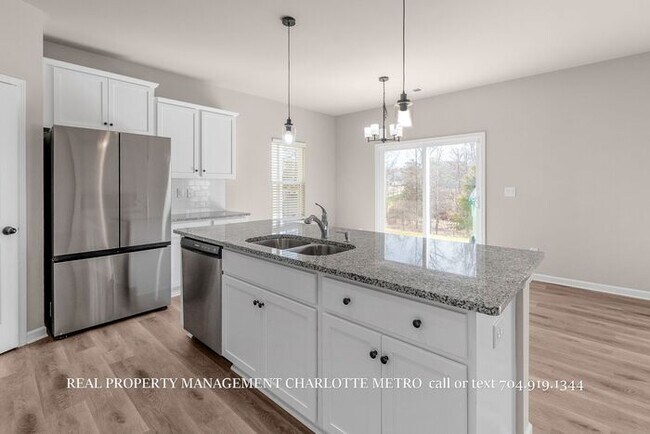 Building Photo - Stunning 4-bedroom, 2.5-bathroom home located in the vibrant city of Charlotte, NC.