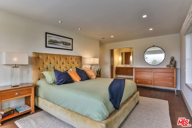 Building Photo - 218 Montreal St