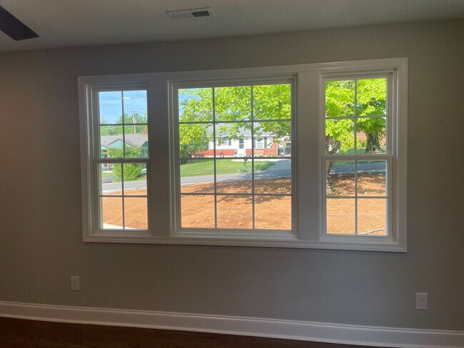 Building Photo - Beautiful Renovated 4 Bedroom Home For Rent With a Large Bonus Room!