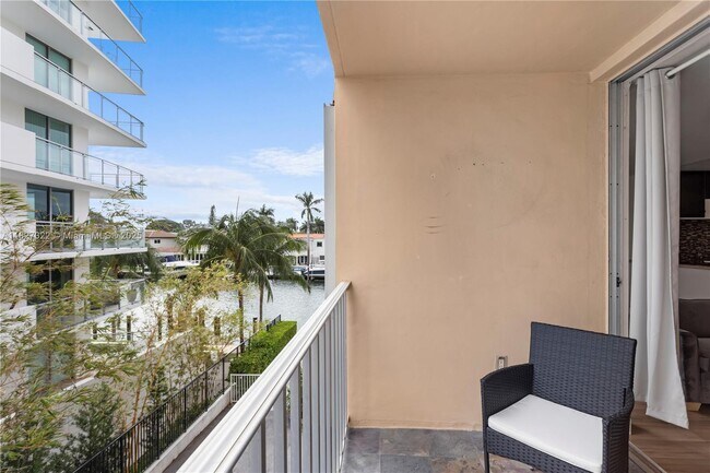 Building Photo - 9440 W Bay Harbor Dr