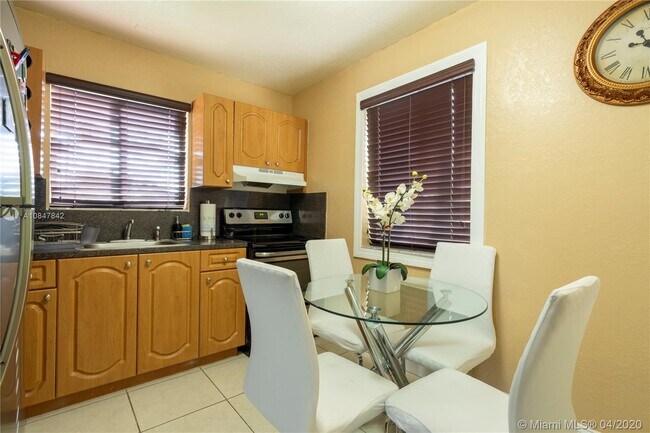 Building Photo - 15200 Railroad Dr